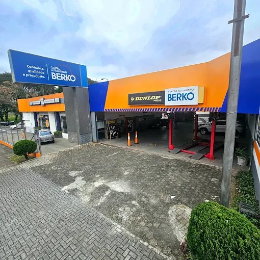 Fachada da Berko Auto Centro com placas Dunlop Pneus e Berko