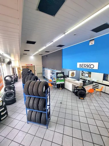 Loja da Berko Auto Centro com pneus em exposição