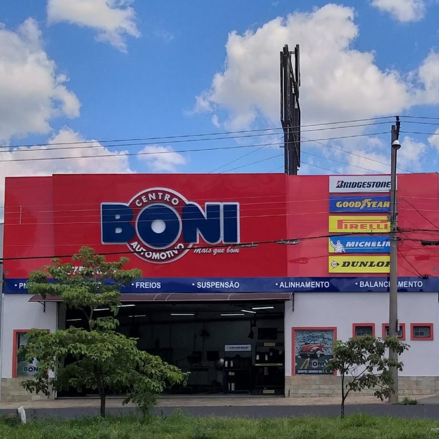 Fachada do Centro Automotivo Boni com placa vermelha e marcas de pneus