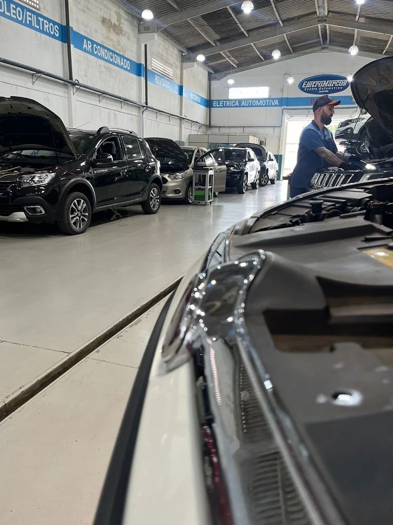 Pátio da EletroMarcos Centro Automotivo com veículos em atendimento